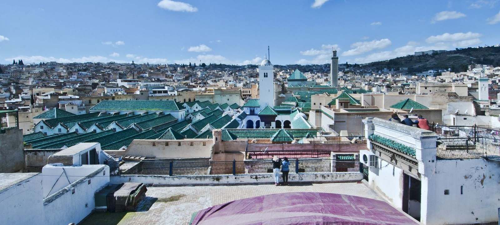 Les toits de la médina de Fès sous un ciel clair