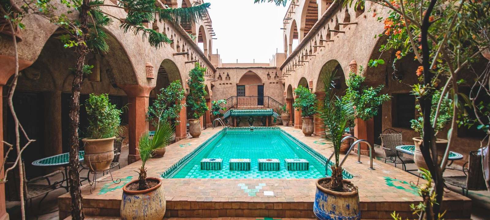 Le patio et le bassin d'un riad marocain