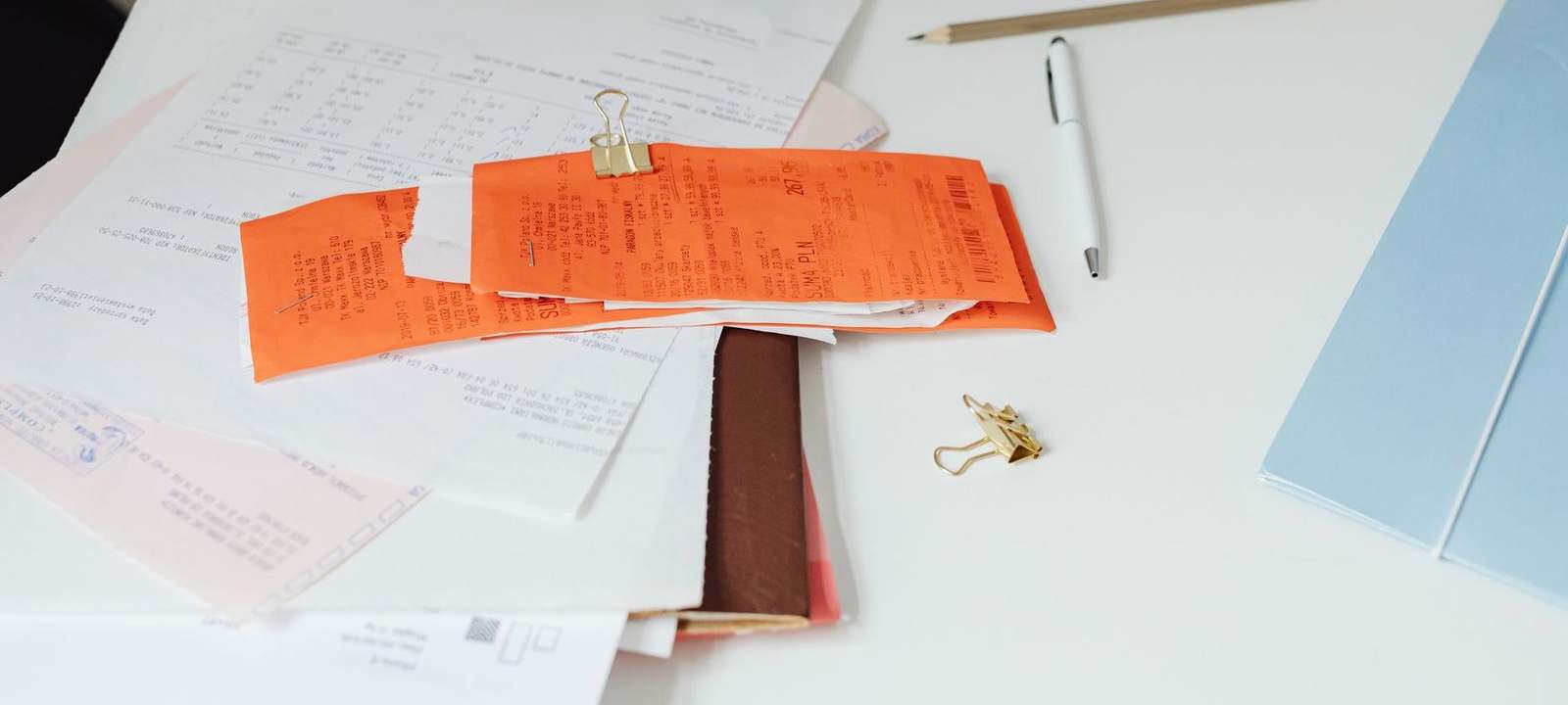 Des dossiers et des papiers empilés sur un bureau