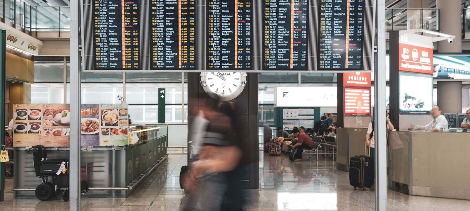 Un hall d'aéroport et ses voyageurs au départ