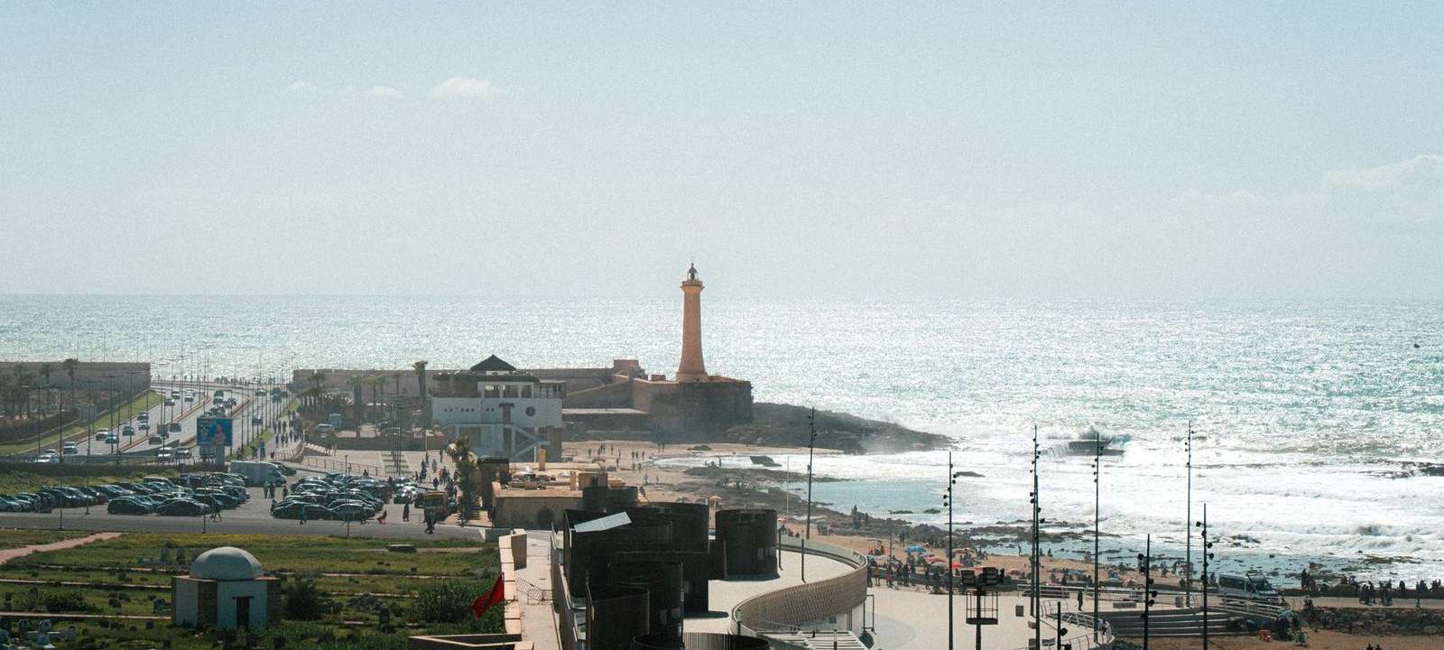 Le phare et la corniche de Casablanca vus du ciel