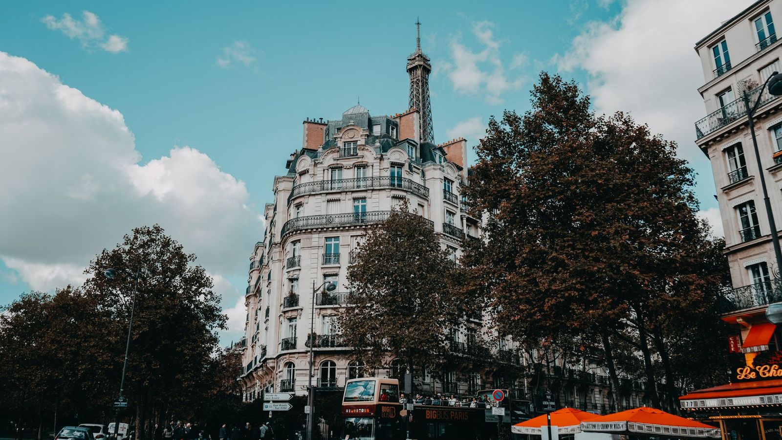 Une rue de Paris et la tour Eiffel au fond