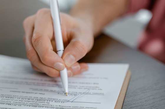 Une signature de contrat, stylo et documents sur la table