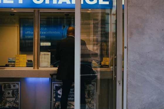 Un transfert d'argent au guichet, billets comptés à la main