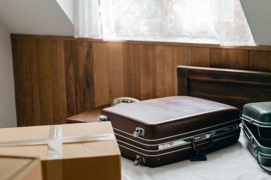 Des valises et des cartons prêts pour un déménagement