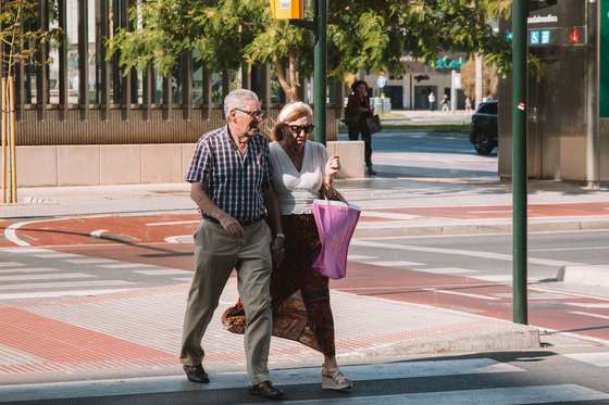 Un couple de retraités se promenant au soleil