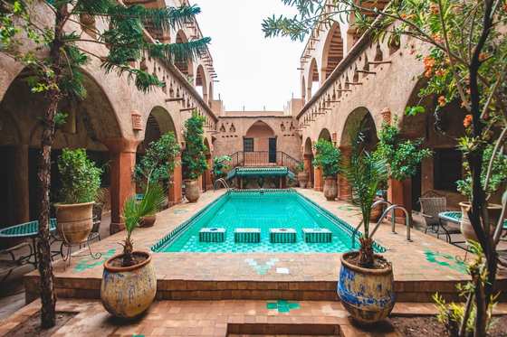 Le patio et le bassin d'un riad marocain