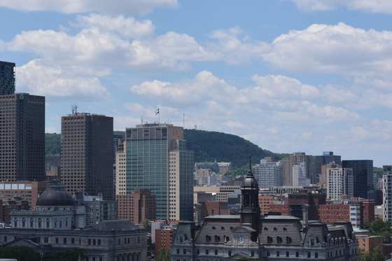 Le centre de Montréal, le mont Royal en arrière-plan