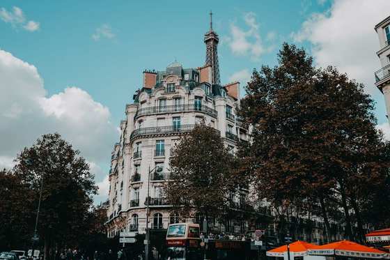 Une rue de Paris et la tour Eiffel au fond