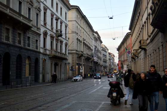 Une rue du centre de Milan et ses immeubles anciens
