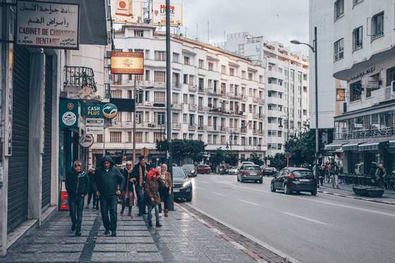 Une rue animée du centre de Tanger